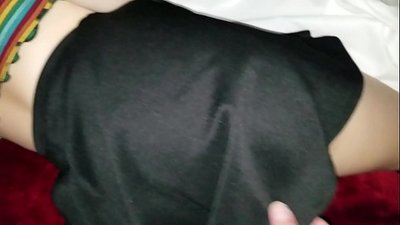 Irmã de escola virgem adormecida apanha o seu rabo apertado com os dedos