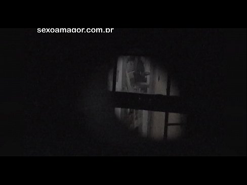 ❤️ Lourinho é filmado secretamente por um voyeur de bairro escondido atrás de tijolos ocos Sexo em nós